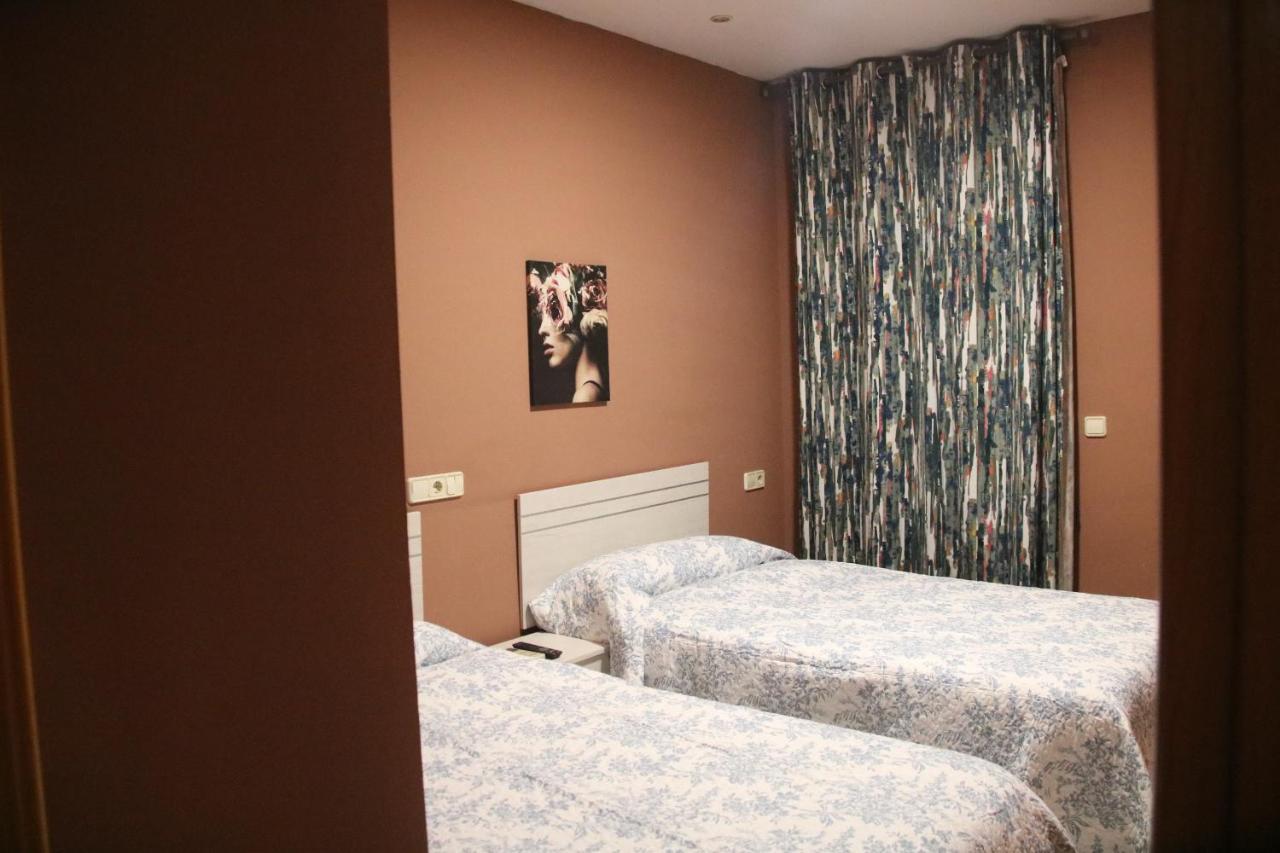 Hostal Burgales Milagro Екстериор снимка