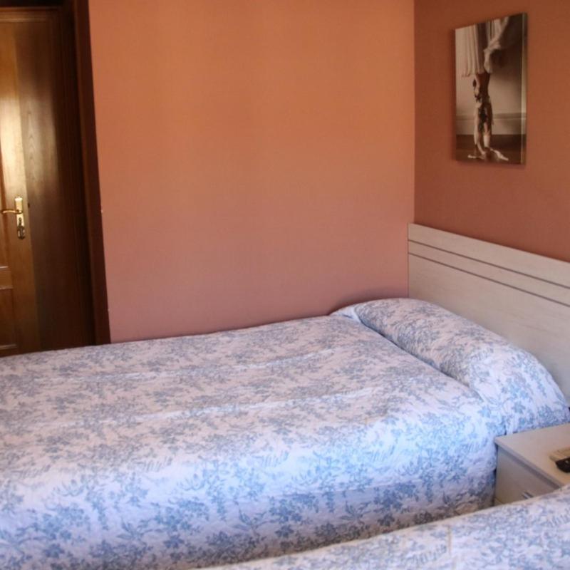 Hostal Burgales Milagro Екстериор снимка