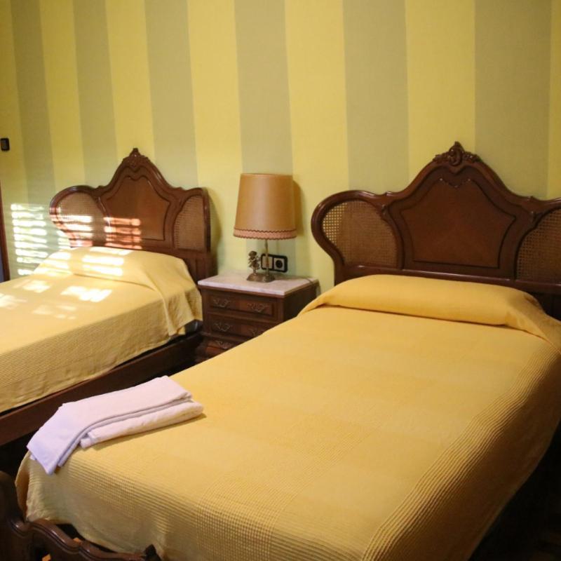 Hostal Burgales Milagro Екстериор снимка